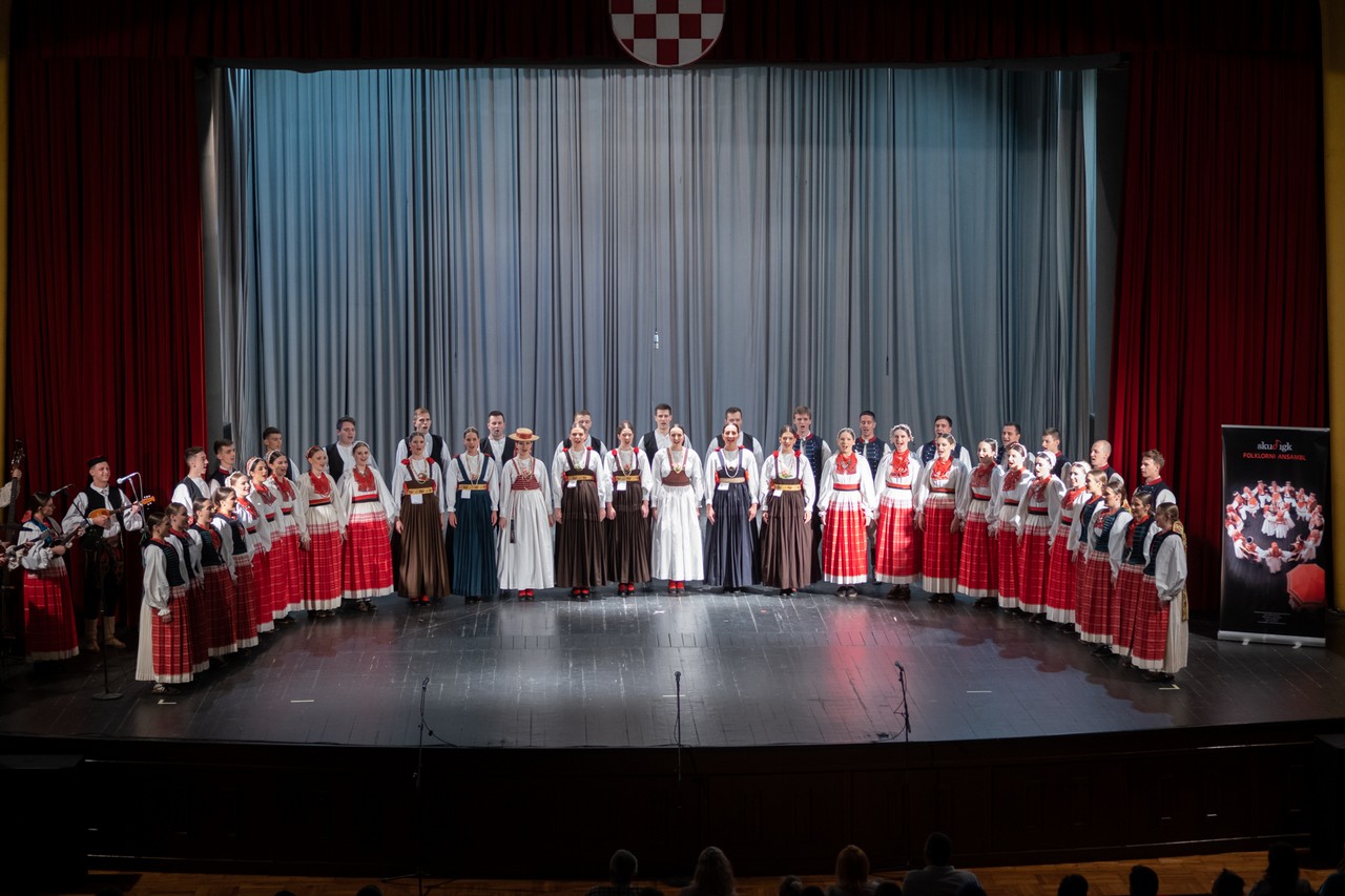 You are currently viewing Folkloraši održali koncert pred ispunjenom dvoranom Doma hrvatske vojske