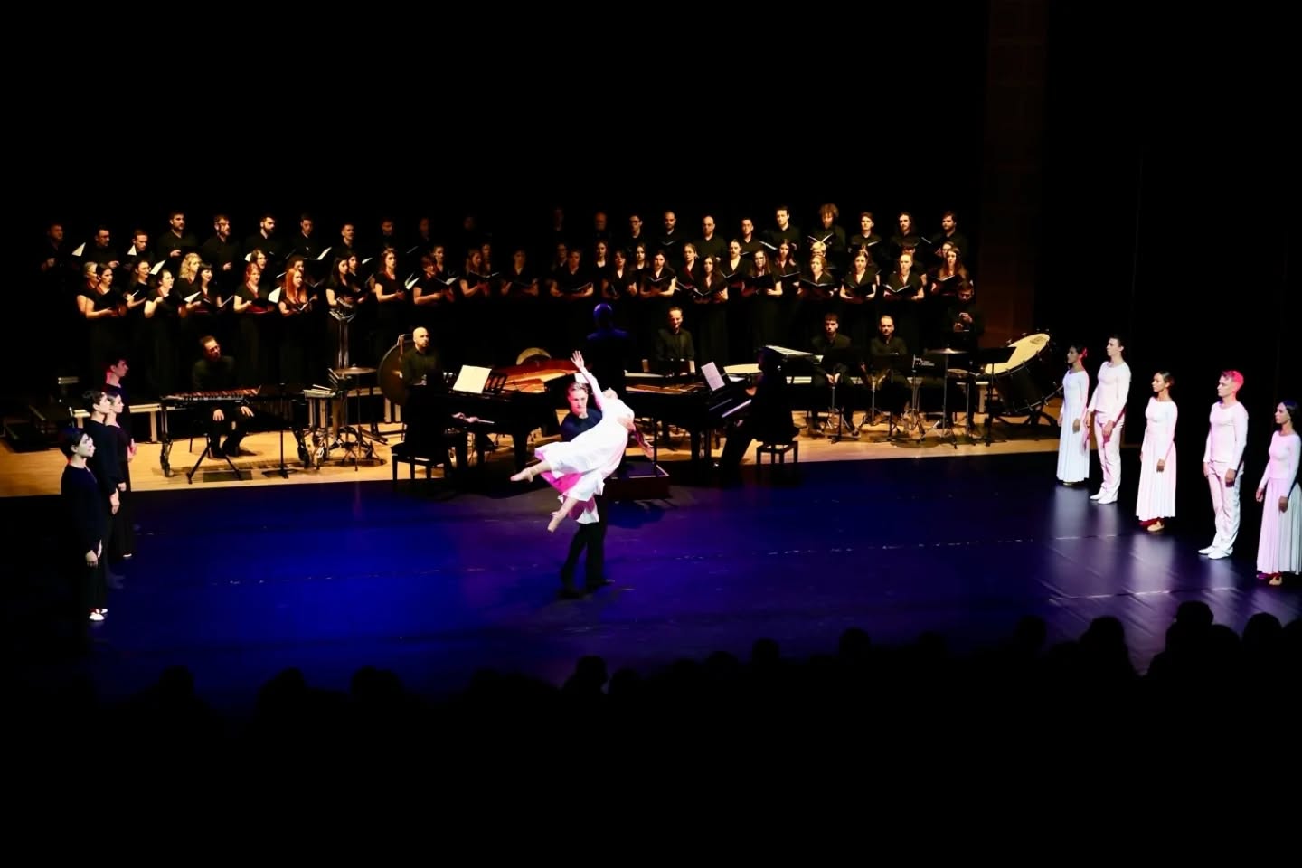 You are currently viewing Akademski zbor izveo Carminu Buranu na zatvaranju 25. Osječkog ljeta kulture