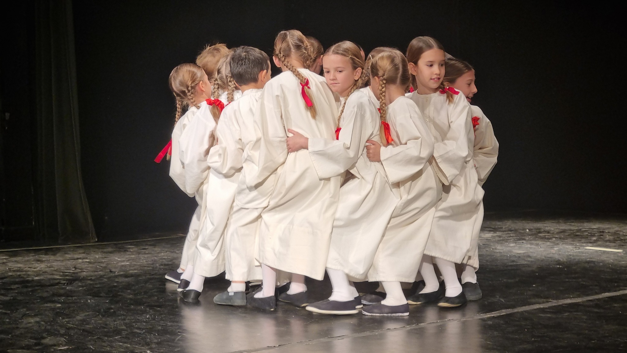You are currently viewing Dječji folklorni ansambl na 15. festivalčiću dječjeg folklornog stvaralaštva „Naše kolo veliko“