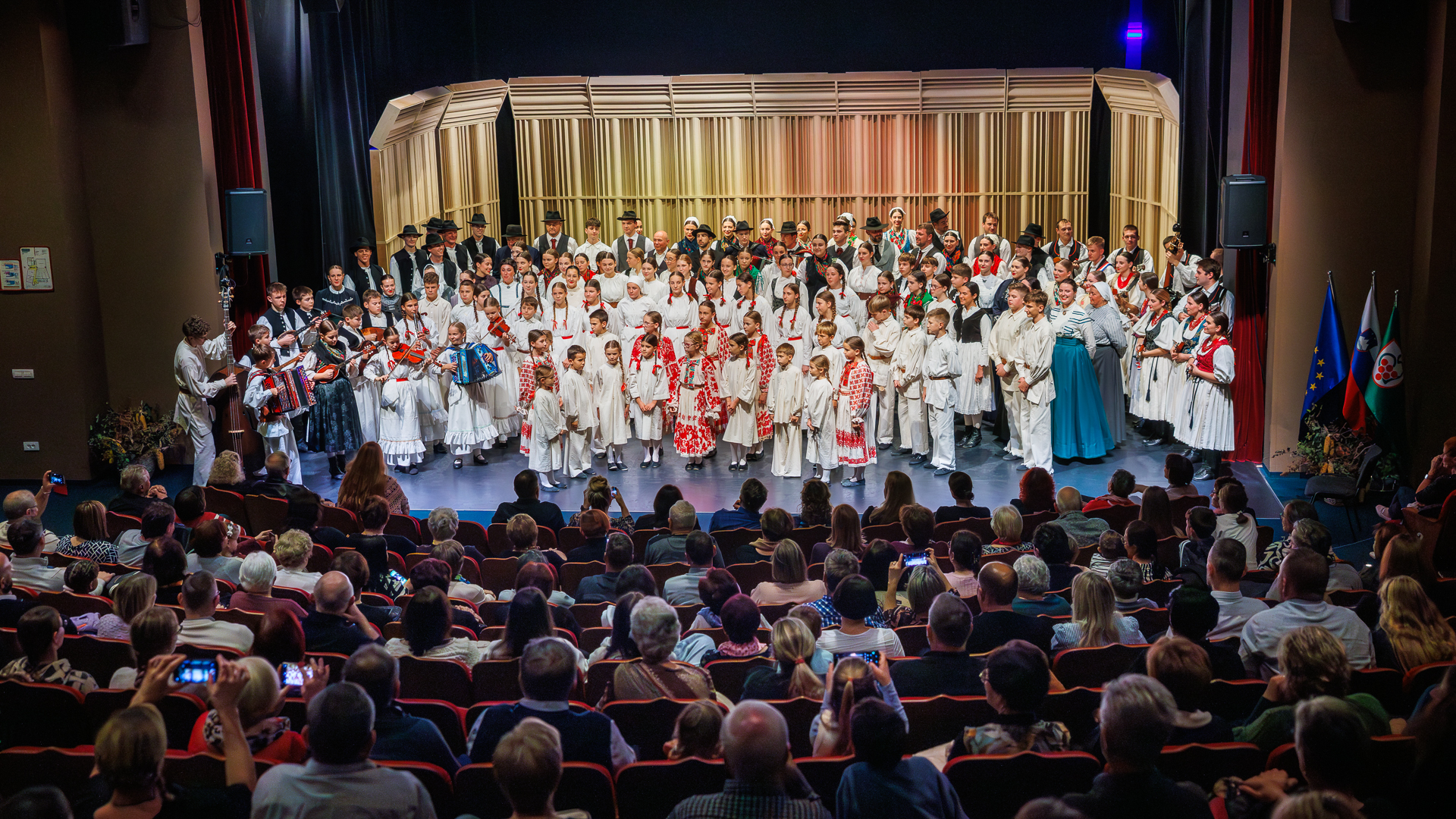 You are currently viewing Održan koncert “Folklor(a) nam je drag(a)” u Semiču