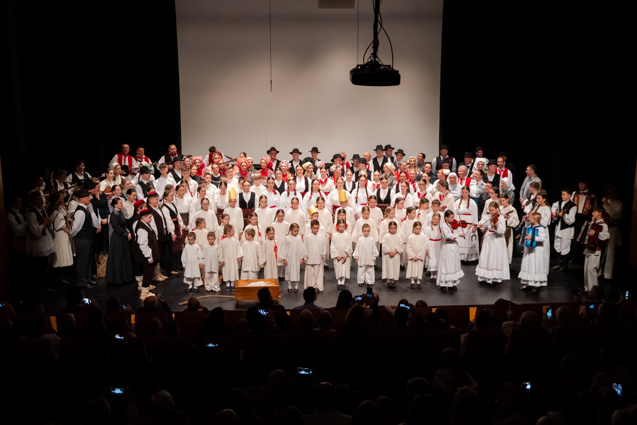 You are currently viewing Održan koncert “Folklor(a) nam je drag(a)” u Zagrebu