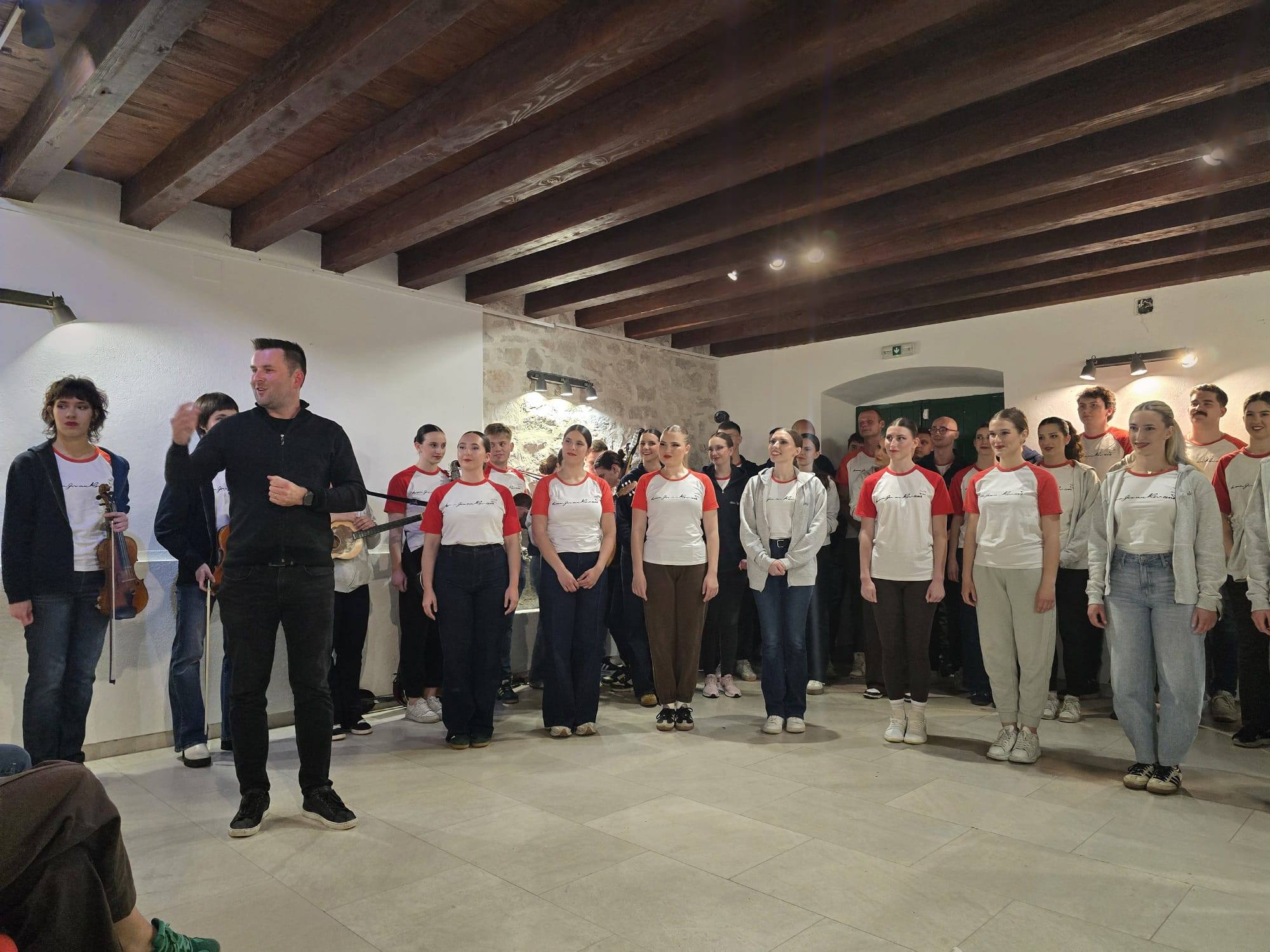 You are currently viewing Kad kiša promijeni planove, folklor pronađe svoj put