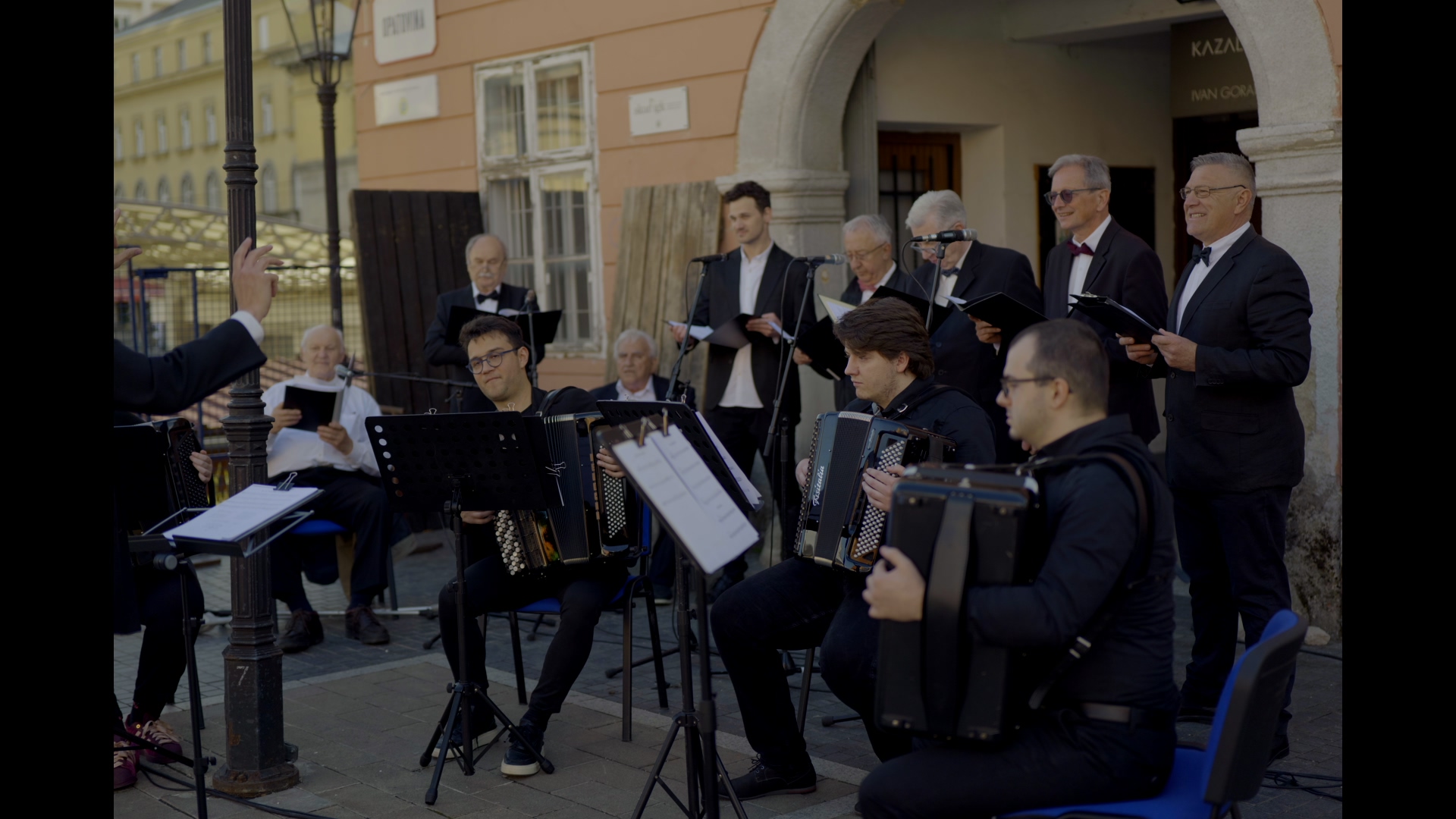 You are currently viewing Nastupi Muškog vokalnog ansambla i Akademskog harmonikaškog orkestra